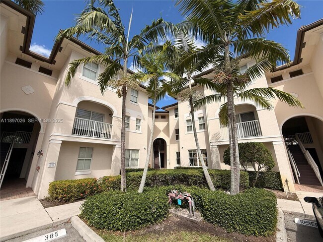 11605 NW 89th St in Doral, FL - Foto de edificio - Building Photo