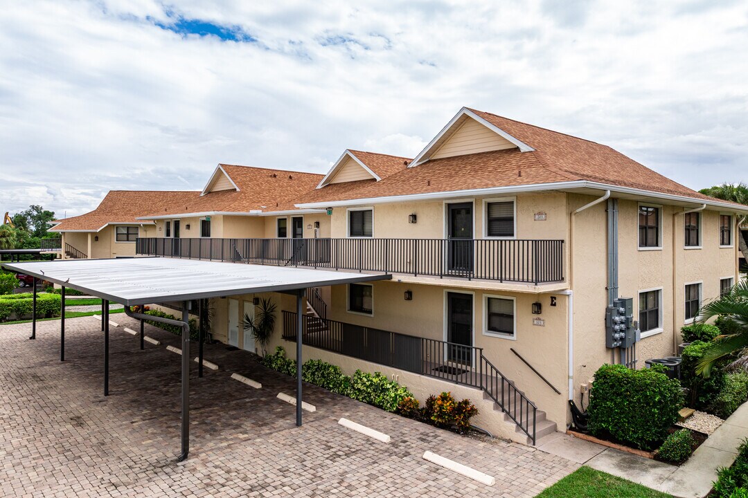 Bayside Villas in Naples, FL - Building Photo