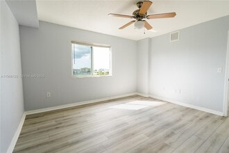 816 NW 11th St, Unit 1006 in Miami, FL - Foto de edificio - Building Photo