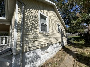826 Marvin Ave in Ferguson, MO - Building Photo - Building Photo