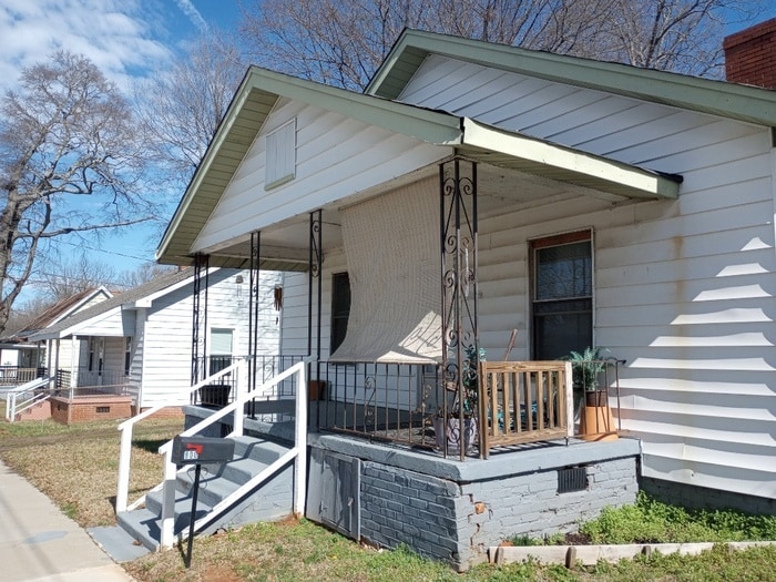 800 N Sloan St in Clinton, SC - Building Photo