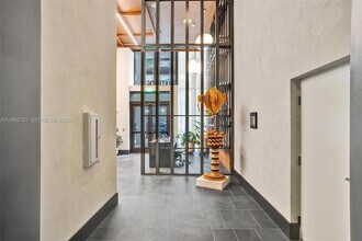 11 NE 6th St, Unit 1012 in Miami, FL - Foto de edificio - Building Photo