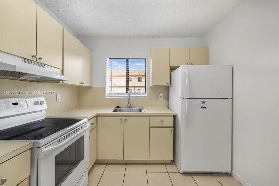 6165 W 22nd Ct in Hialeah, FL - Building Photo