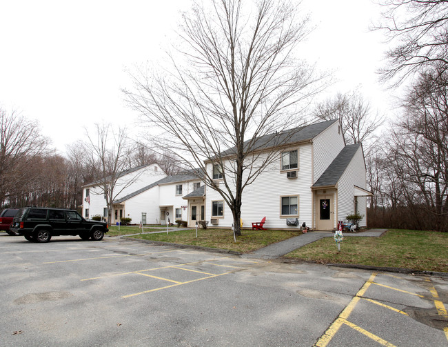 Salem Village in Brooklyn, CT - Foto de edificio - Building Photo