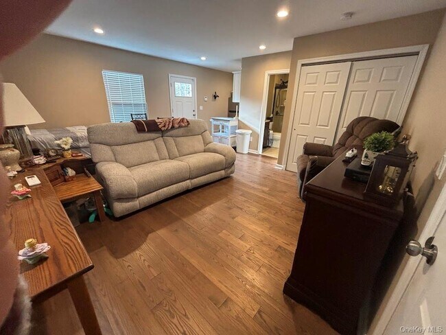 23 Wellington Rd in Middle Island, NY - Building Photo - Building Photo