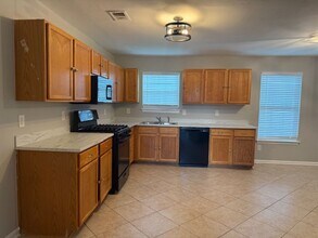 1111 Oak Hollow Ct in Hampton, GA - Foto de edificio - Building Photo