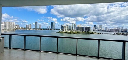 3300 NE 188th St in Aventura, FL - Foto de edificio - Building Photo