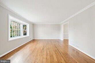 1200 Forestwood Dr in McLean, VA - Foto de edificio - Building Photo