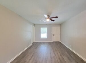 2810 Forest Oaks Dr in Houston, TX - Building Photo - Building Photo