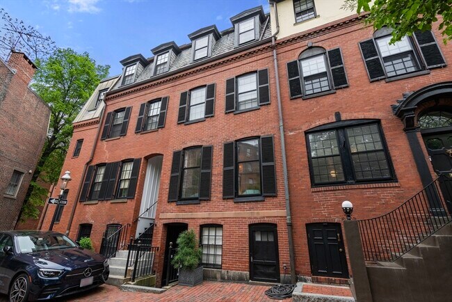 property at 2 Mount Vernon Sq