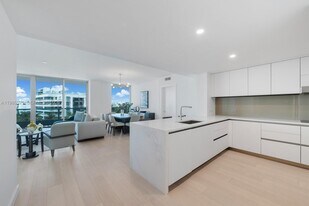 9221 E Bay Harbor Dr in Bay Harbor Islands, FL - Building Photo