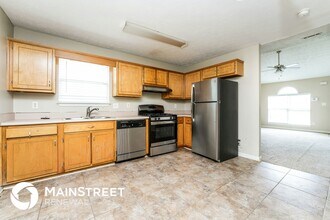 5795 Meadowview Rd in Rex, GA - Foto de edificio - Building Photo