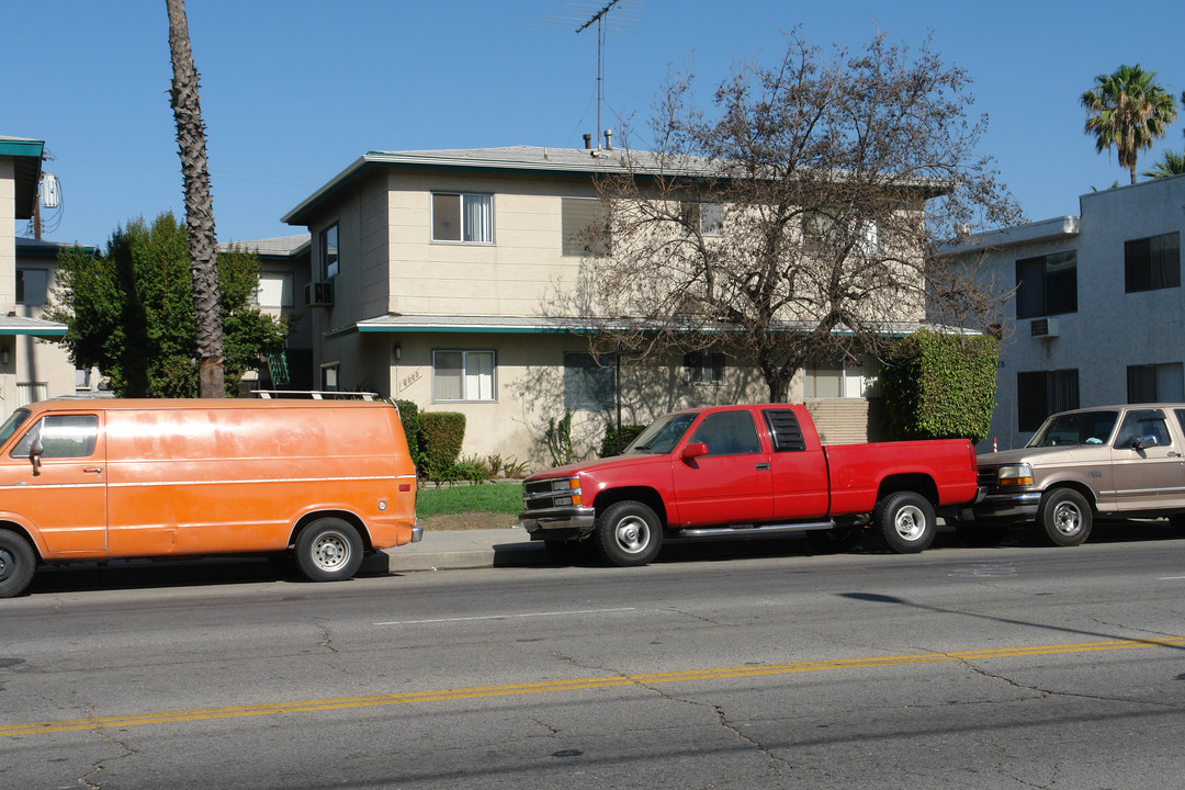 6863 Whitsett Ave in North Hollywood, CA - Building Photo