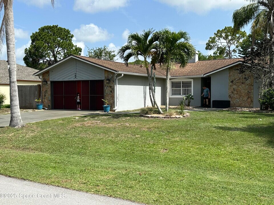 705 Hamm St NW in Palm Bay, FL - Building Photo