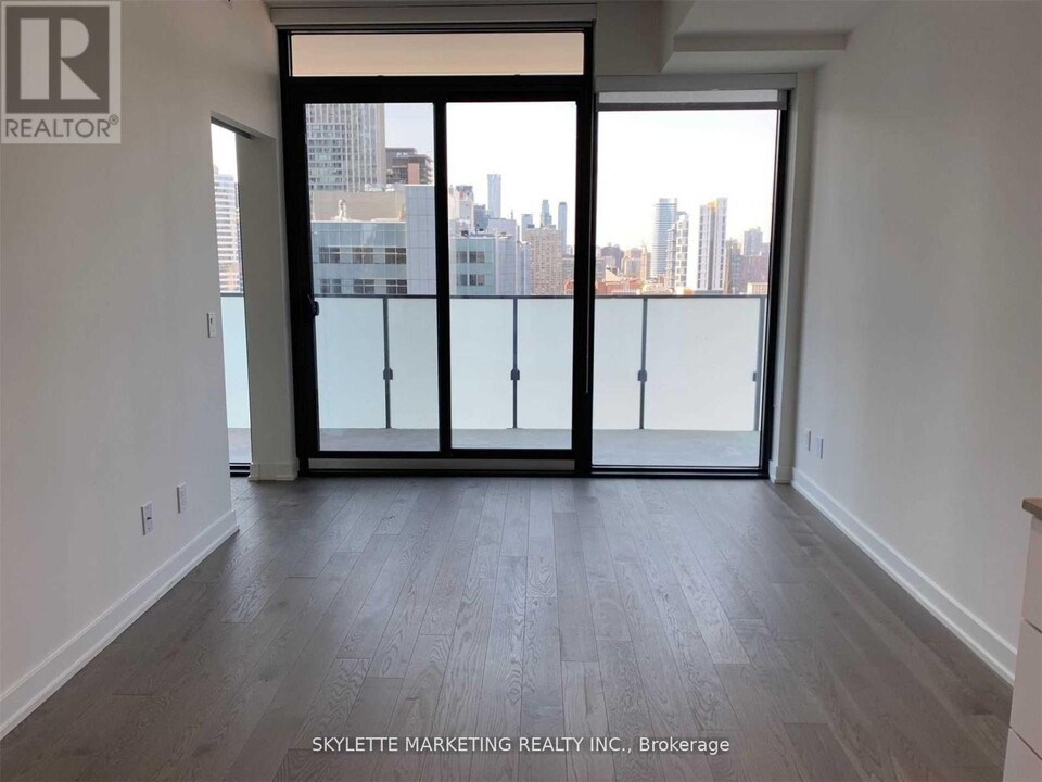 25-2225 Richmond St E in Toronto, ON - Building Photo