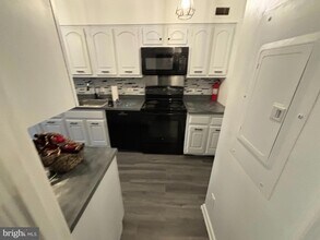 1001 26th St NW, Unit 705 in Washington, DC - Building Photo - Building Photo