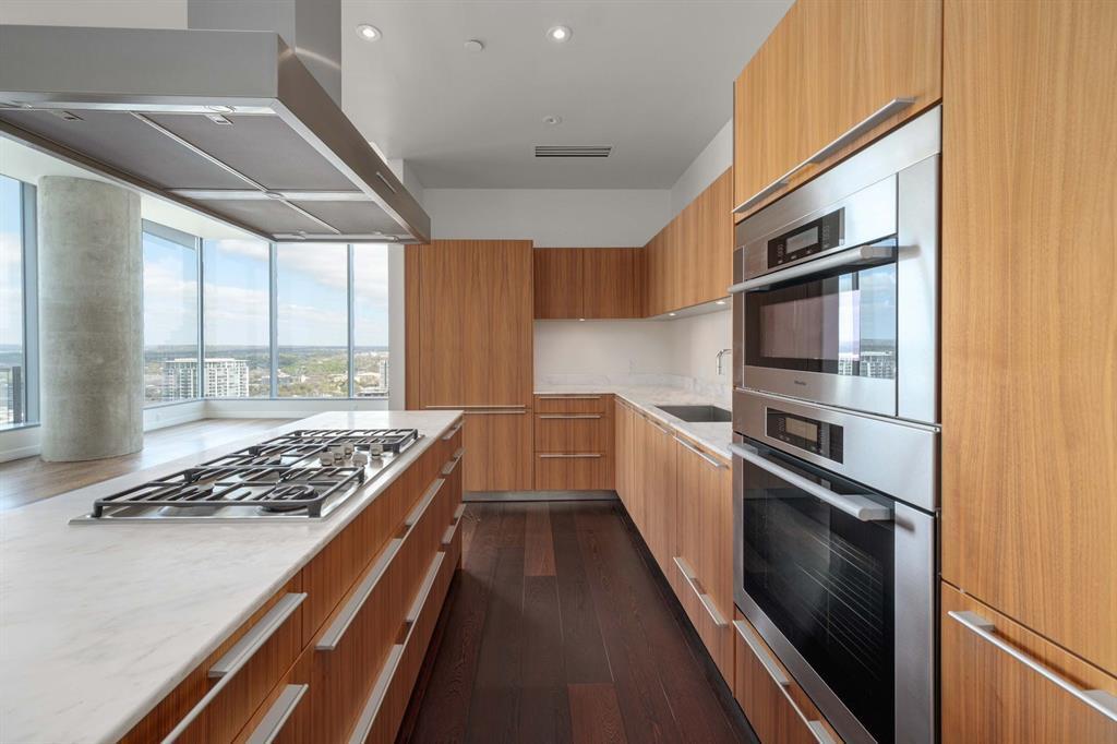 210 Lavaca St in Austin, TX - Building Photo