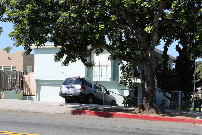 201 S Horne St in Oceanside, CA - Building Photo - Building Photo