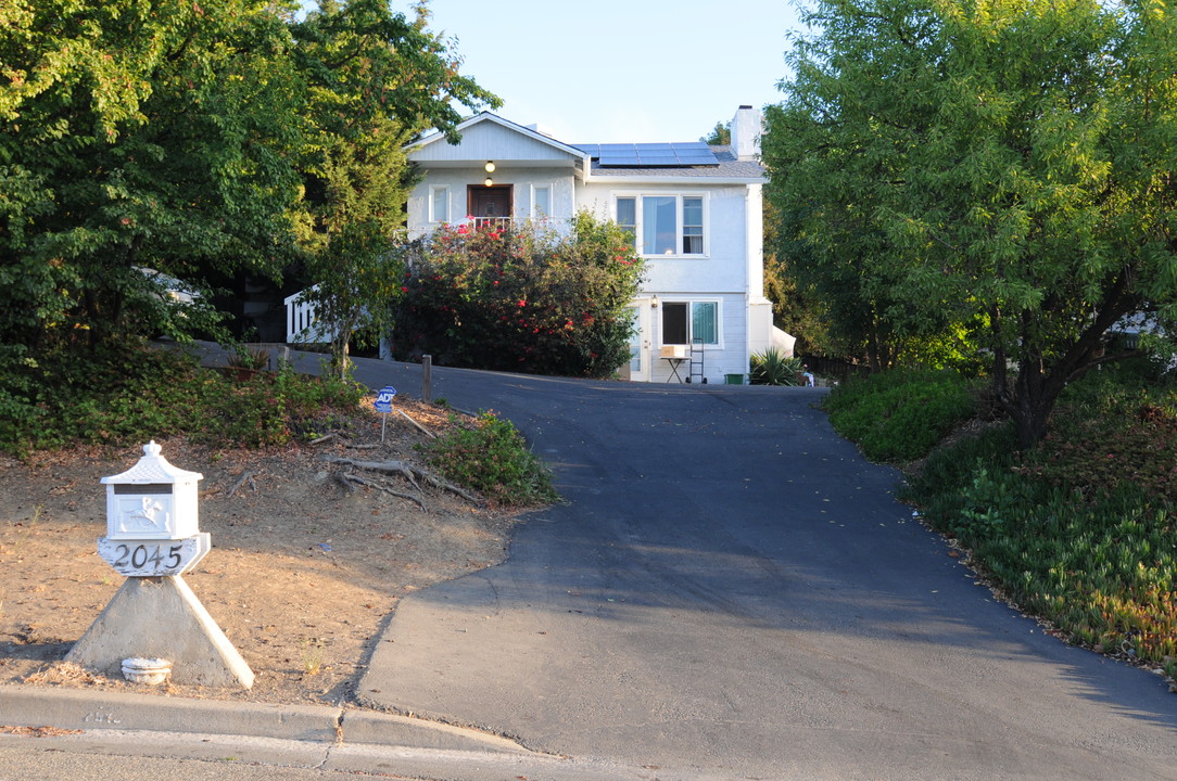 2045 Arnold Dr in Martinez, CA - Foto de edificio