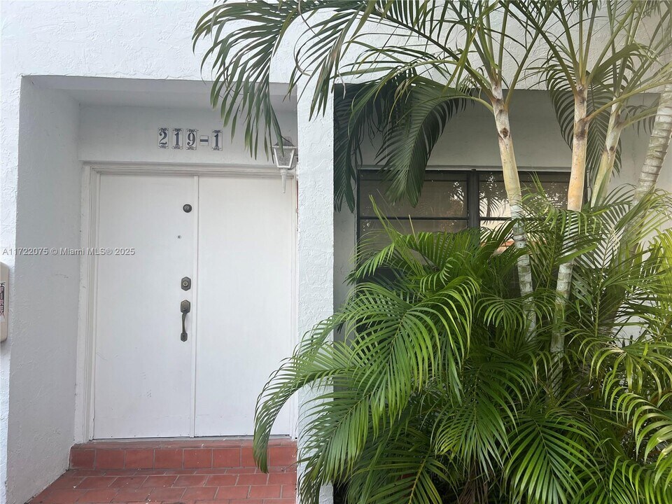 219 NW 109th Ave, Unit 1 in Miami, FL - Foto de edificio