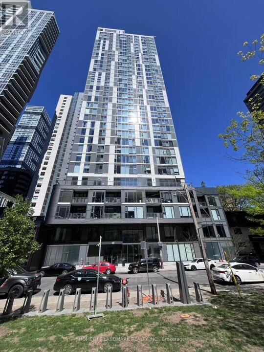 65-765 Mutual St in Toronto, ON - Building Photo