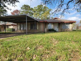 5811 Knightwood St in Houston, TX - Building Photo