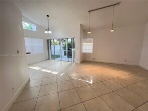 465 Somerset Way in Weston, FL - Building Photo - Building Photo
