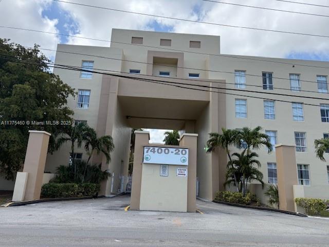 7420 W 20th Ave in Hialeah, FL - Building Photo