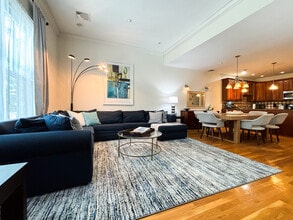 2 Harvard Sq, Unit 2 in Brookline, MA - Foto de edificio - Building Photo