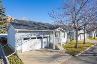 40 Lincoln SW in Calgary, AB - Building Photo