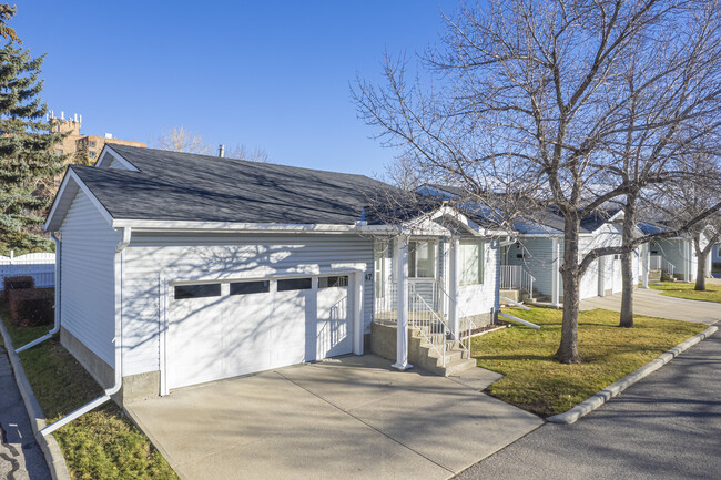 40 Lincoln SW in Calgary, AB - Building Photo - Primary Photo