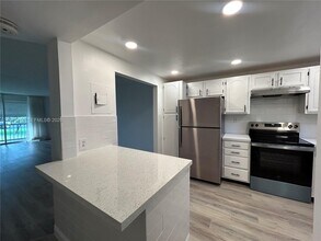 8962 S Hollybrook Blvd in Pembroke Pines, FL - Foto de edificio - Building Photo