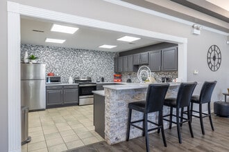Hunter Ridge Apartments in Elgin, IL - Building Photo - Interior Photo