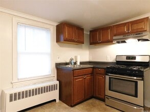 206 E Main St, Unit 3 in Port Jefferson, NY - Building Photo - Building Photo