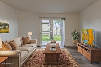 Madera Court Apartments in Wood Village, OR - Foto de edificio - Building Photo