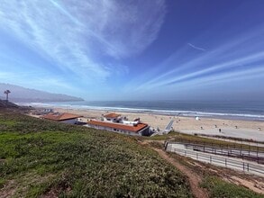 323 S Francisca Ave in Redondo Beach, CA - Foto de edificio - Building Photo