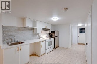 1627 Marentette Ave in Windsor, ON - Building Photo - Building Photo