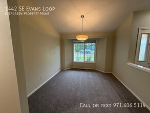 1442 SE Evans Loop in Troutdale, OR - Building Photo - Building Photo