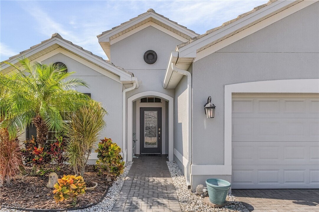 2736 Lambay Ct in Cape Coral, FL - Foto de edificio