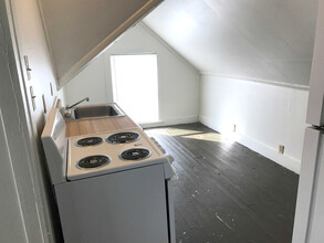 32 Robbins Rd, Unit Apt B in Nelsonville, OH - Building Photo - Building Photo