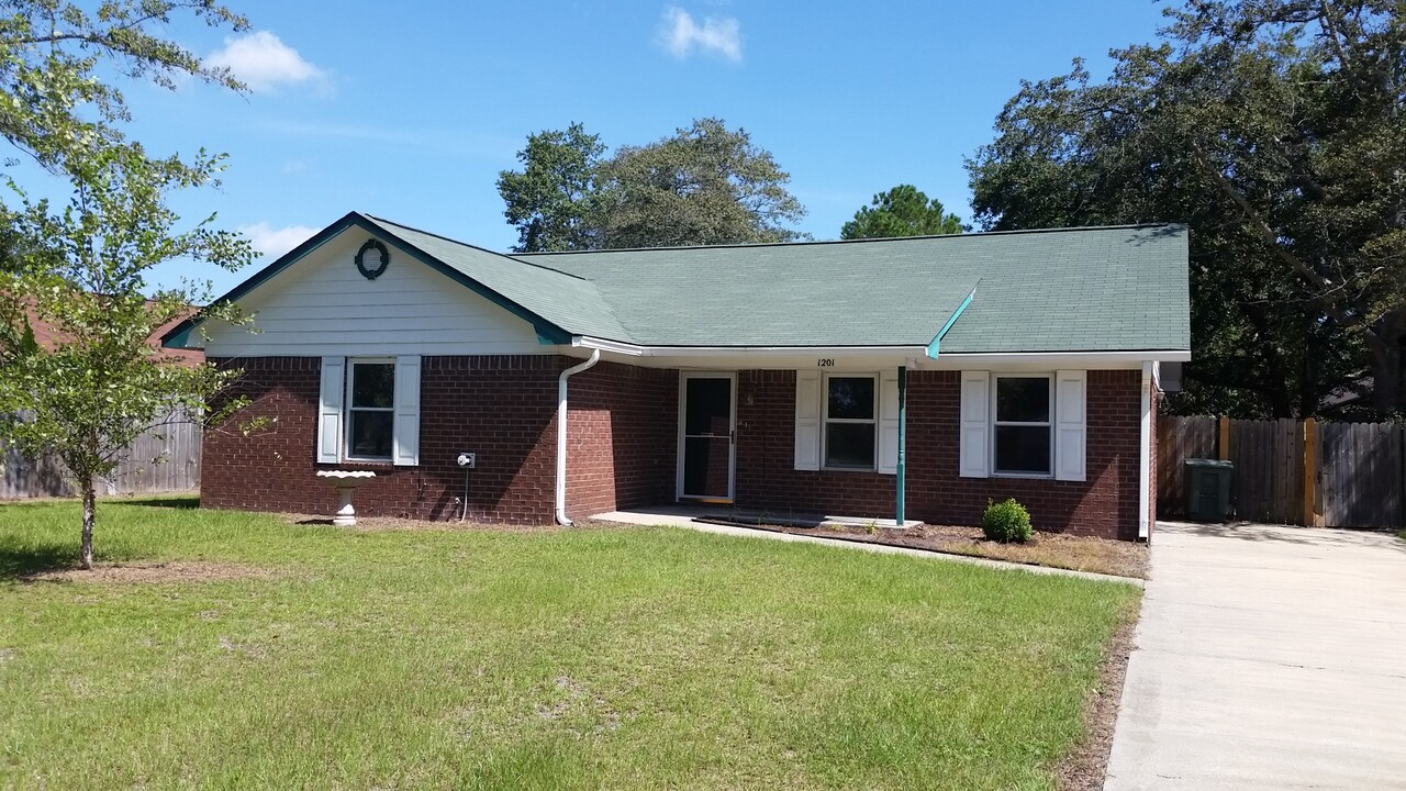 1201 Desert Storm Dr in Hinesville, GA - Building Photo