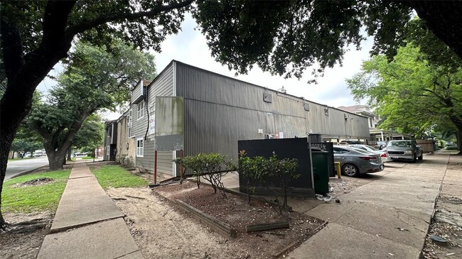 property at 502 W Alabama St