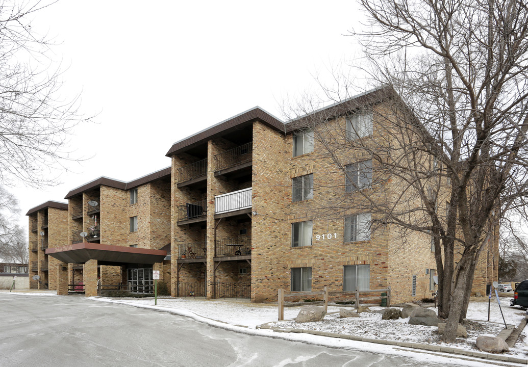 Winston Apartments in Bloomington, MN - Foto de edificio