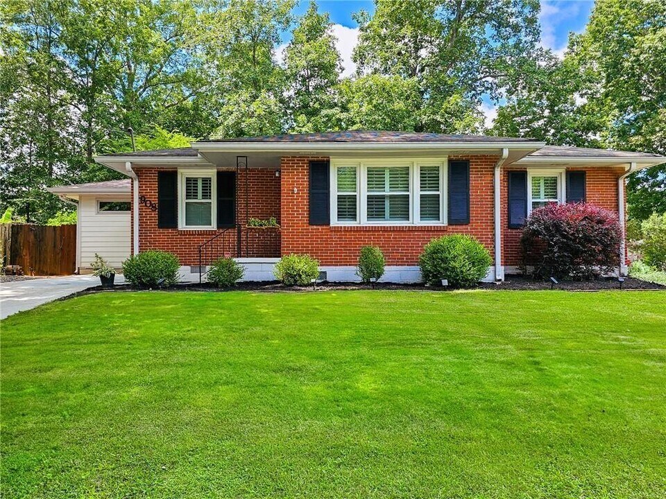 908 Willivee Dr in Decatur, GA - Building Photo