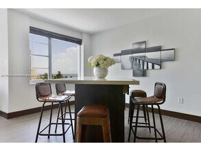 5255 Collins Ave in Miami, FL - Building Photo - Building Photo
