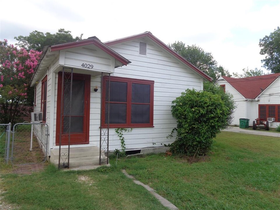 4029 Cotton Gin Rd in Uhland, TX - Building Photo