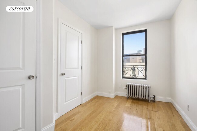 180 Borinquen Pl in Brooklyn, NY - Building Photo - Building Photo