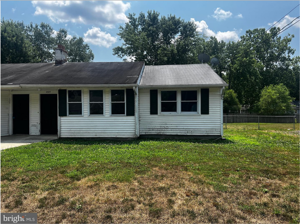 205 Norcross Ln in Pemberton, NJ - Foto de edificio