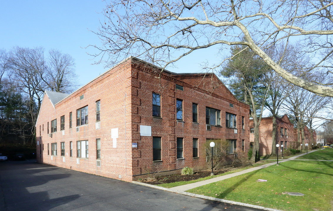 Flowerhill Garden Apartments in Roslyn, NY - Building Photo