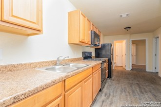 8111 Landing Ave in San Antonio, TX - Foto de edificio - Interior Photo